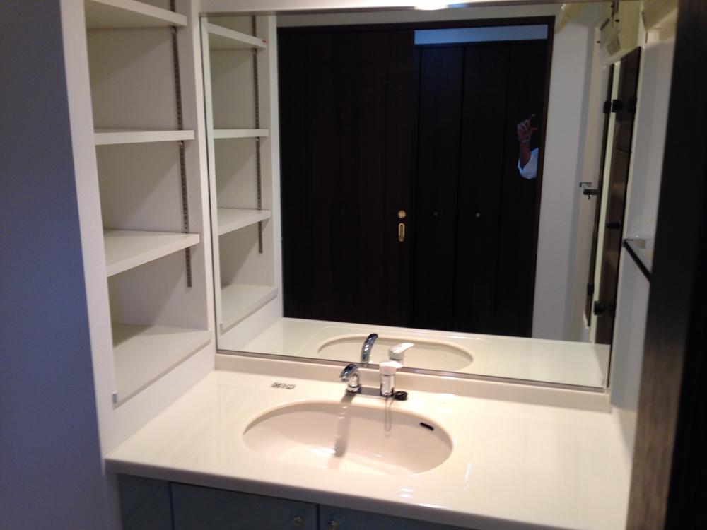 Wash basin, toilet. Faucet new exchange