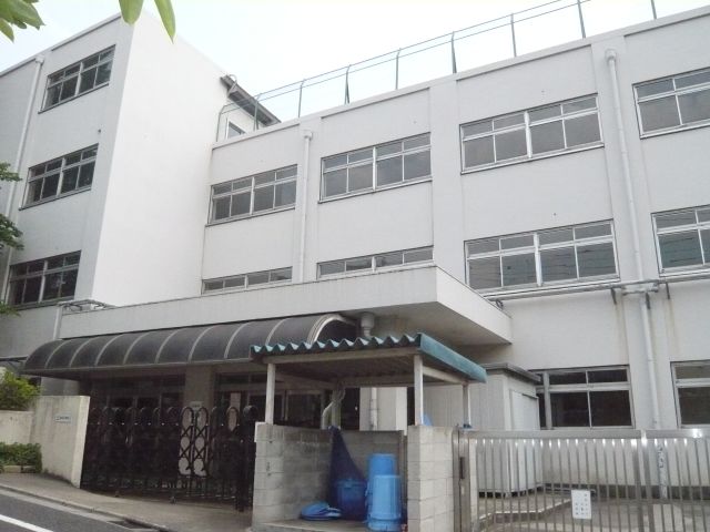 Junior high school. Municipal Akatsuka until the second junior high school (junior high school) 290m