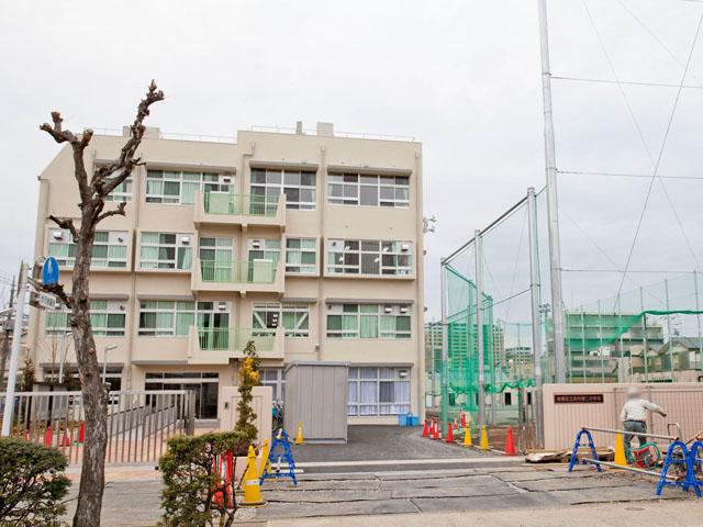 Junior high school. 880m until Itabashi Shimura second junior high school