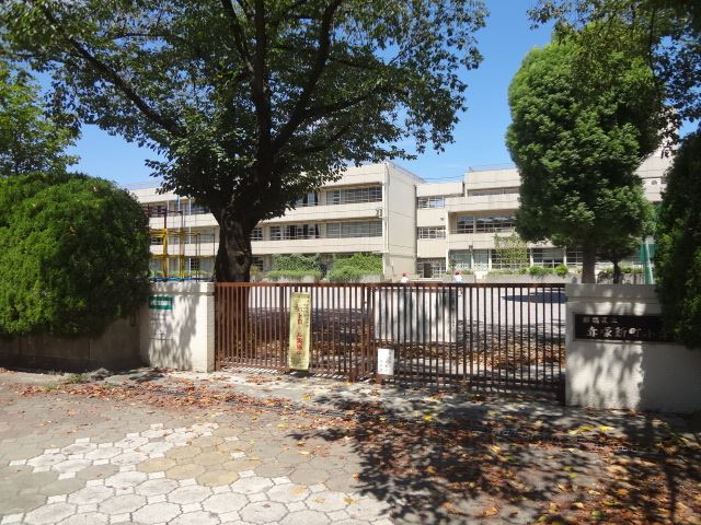 Primary school. Municipal Akatsukashin the town until the elementary school (elementary school) 440m