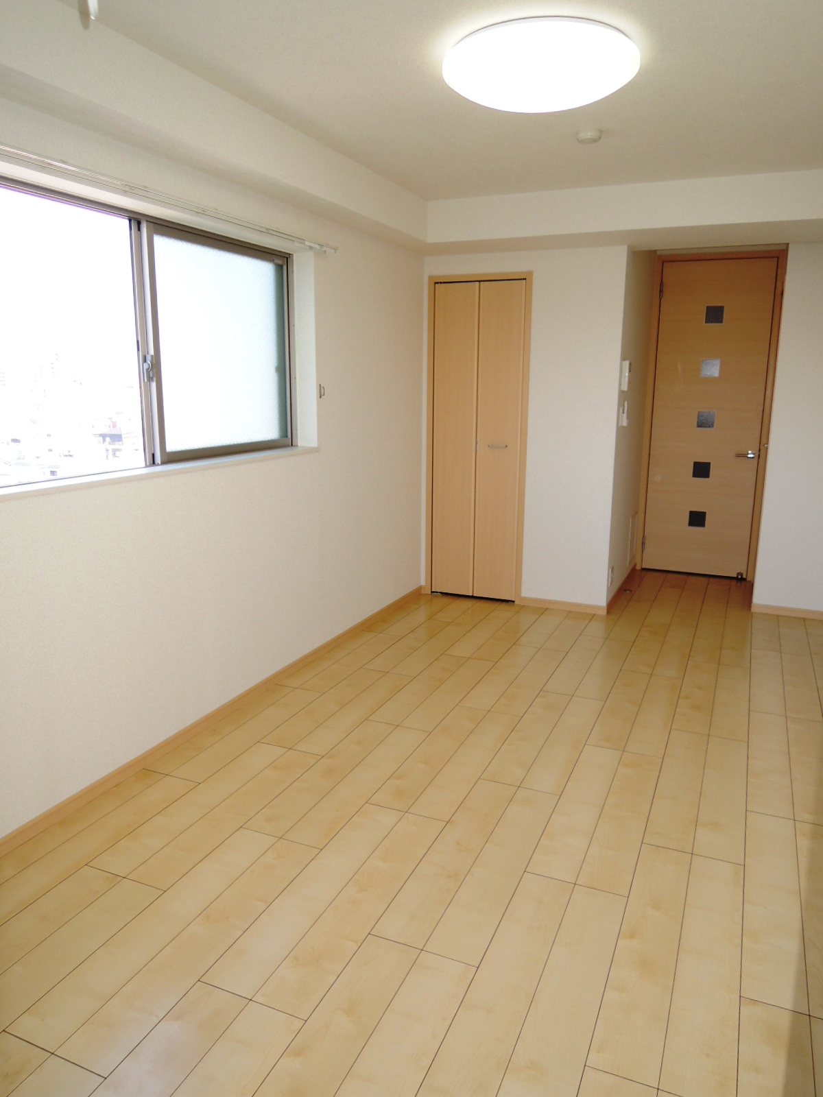 Living and room. There is a window bright spacious and bright Western-style