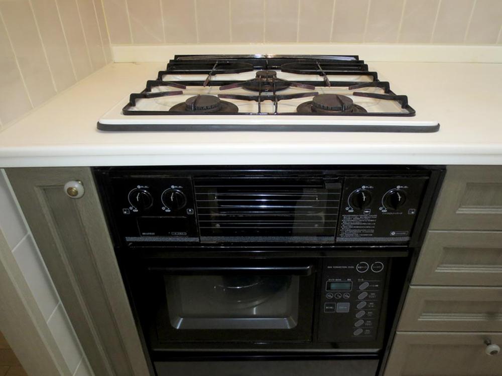 Kitchen. Three-necked gas stove (December 2013) Shooting