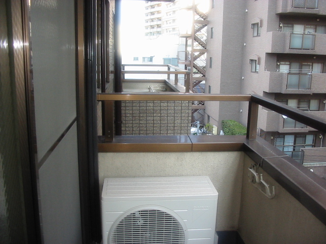 Balcony. There are two places! Worry day laundry often!