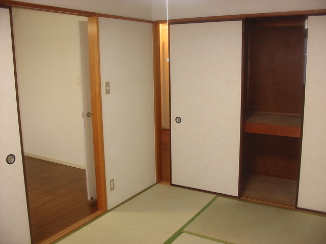 Living and room. Closet of the Japanese-style room is located between 1