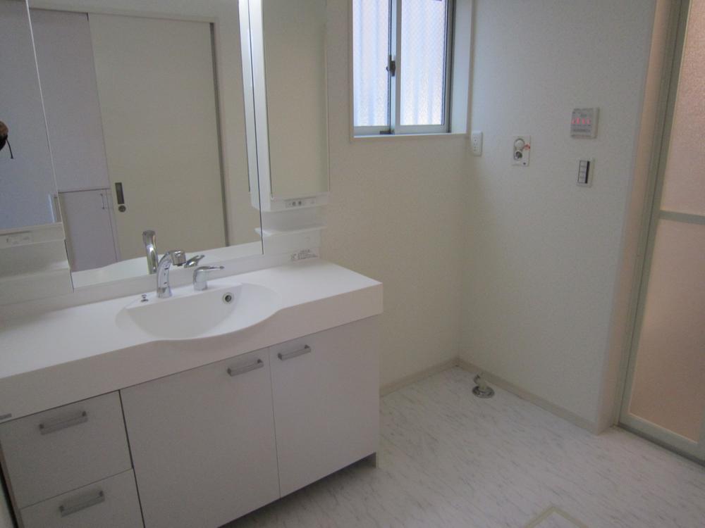 Wash basin, toilet