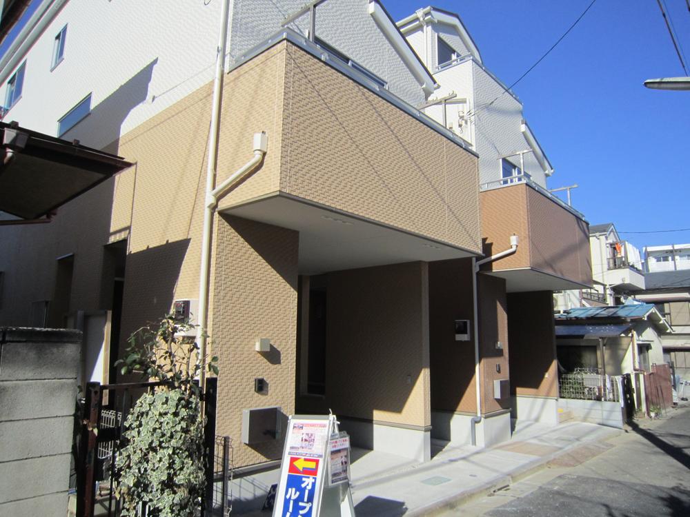 Local appearance photo. Super 2 have within a 3-minute walk to the, very convenient. Good and bright three-story per yang! 