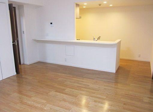 Living. ~ Already the new interior renovation ~  ◆ The living is with a bay window ◆ The area occupied 78 square meters more than south-facing ・ It is a large 3LDK ◆ Popular face-to-face kitchen ◆ Southwest angle room ◆ Of 25.59 square meters is equipped with a private garden ◆