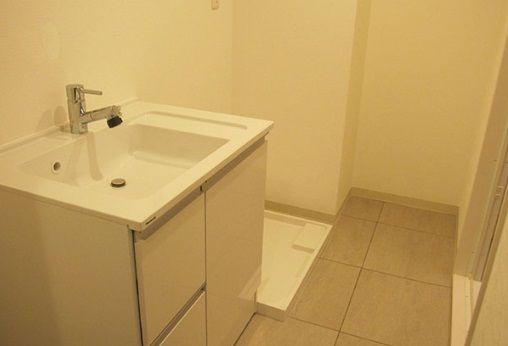 Wash basin, toilet. ~ Already the new interior renovation ~