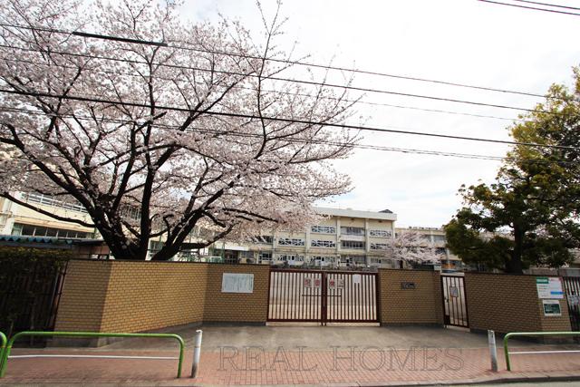 Primary school. 650m until Itabashi under Akatsuka elementary school