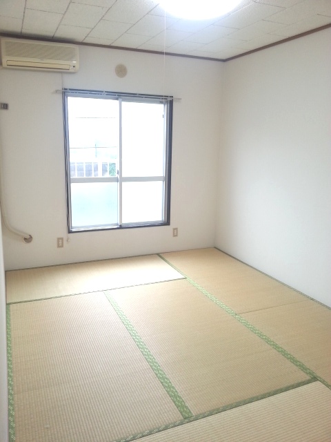 Living and room. In the top floor facing south day is good Japanese-style.