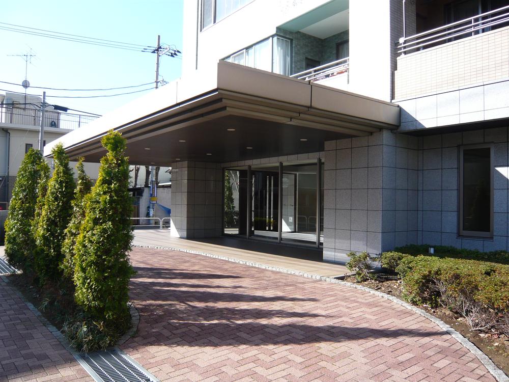 Entrance. A porte-cochere entrance