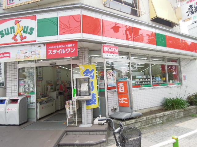 Convenience store. 431m until Thanksgiving under Akatsuka store (convenience store)