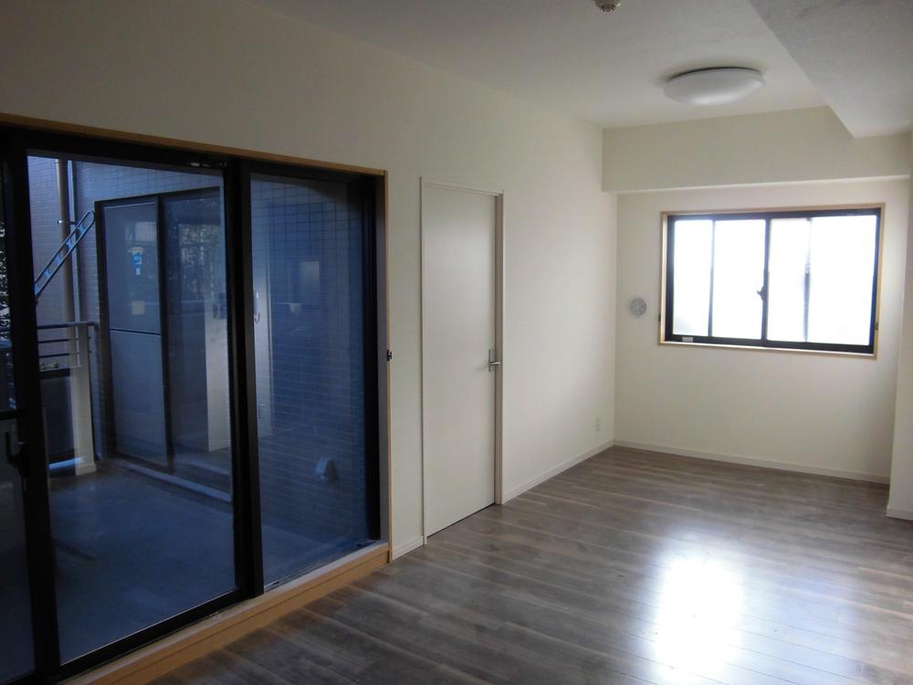 Non-living room. Two-sided lighting south Western-style (2013 November shooting)