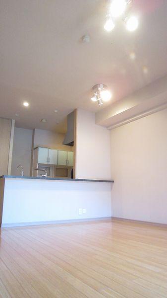 Living. LD: 10.6 Pledge  ☆ Becoming LD part with floor heating. Look at the garden from the balcony, There is a sense of openness ☆