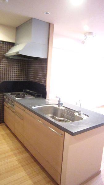 Kitchen. K: 2.8 Pledge  ☆ You can enjoy your food while watching the small children playing in LD with an open kitchen ☆