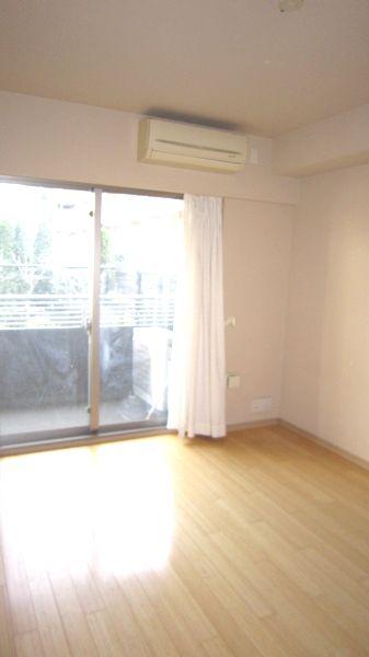 Non-living room. Western-style (6.1 quire) ☆ Because it has suspended all sliding door of the room, There is no damaging the flooring ☆