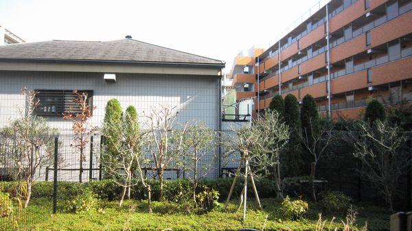 Garden.  ☆ Private garden: 46.08 sq m  10 square meters is more than your garden It is equipped with a scan crop sink on the balcony, You can also pool of small children ☆