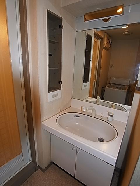 Wash basin, toilet. Indoor (12 May 2013) Shooting