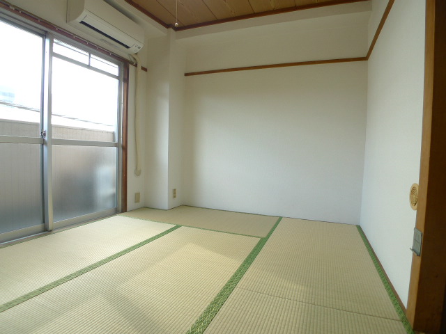 Living and room. 6-mat Japanese-style is already Tatamiha sort