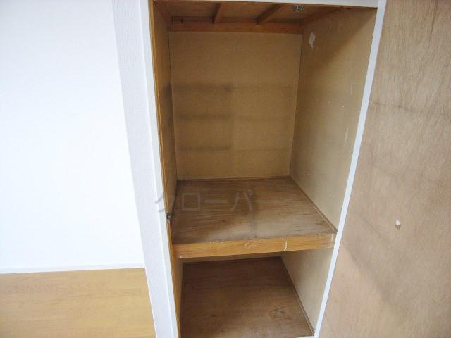 Receipt. Western style room closet