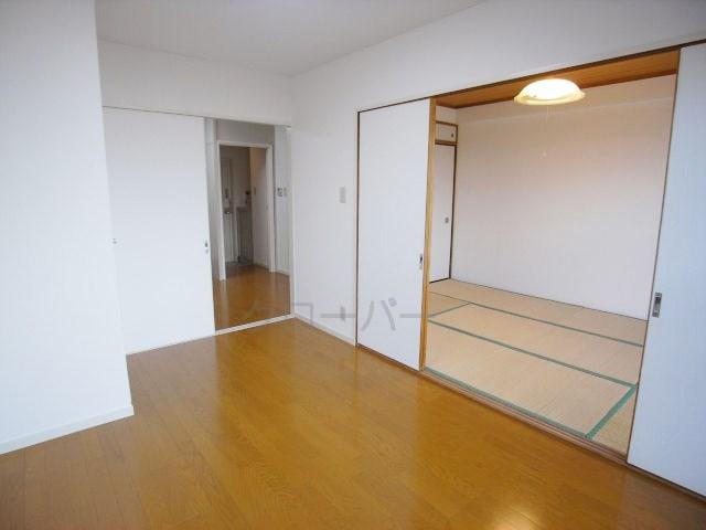 Non-living room. Japanese-style from Western-style