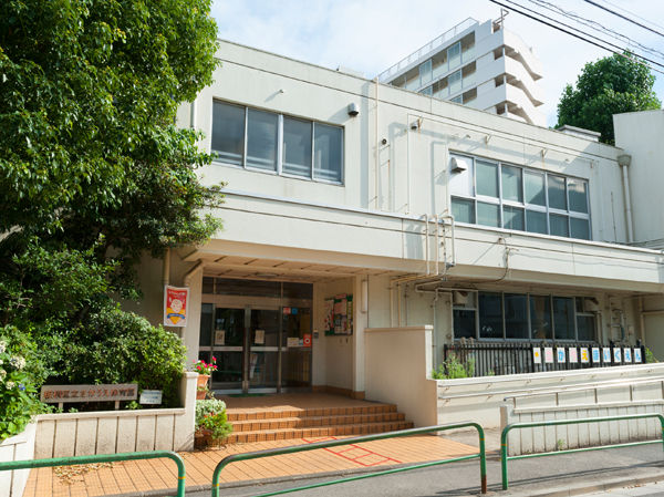Surrounding environment. Sakagami nursery (W: about 130m ・ 2-minute walk / E: about 140m ・ A 2-minute walk). Nursery schools and kindergartens is set within walking distance, Peace of mind to kindergarten ・ Located in the education area where you can commute.