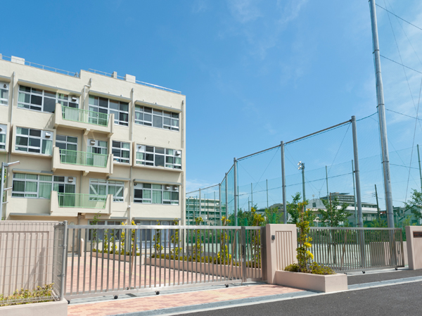 Surrounding environment. Shimura second junior high school (W: about 120m ・ 2-minute walk / E: about 120m ・ A 2-minute walk). Also, Shimura to fourth elementary school, Rest assured attend without having to cross the main street (W: about 580m ・ 8 min. Walk / E: about 580m ・ An 8-minute walk).