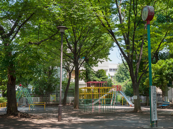 Surrounding environment. Higashihara park (W: about 130m ・ 2-minute walk / E: about 150m ・ A 2-minute walk). In the immediate vicinity of the site is, From small children, Until the children play prime, Enjoy the park is equipped in their own way, depending on age.