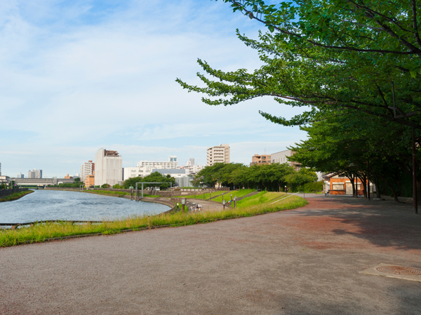 Surrounding environment. Azusawa riverbank Square (W: about 970m ・ Walk 13 minutes / E: about 1100m ・ A 14-minute walk). In the square, which spread along the Shingashigawa, Feeling the babble and refreshing river wind of the river with a hydrophilic terrace, Eating a leisurely lunch, Feel free to play you and the children in the swing and sliding table. Also, Since it becomes a landing site of the water bus, You can also enjoy the Sumida River sightseeing.