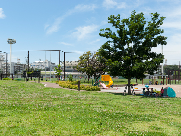 Surrounding environment. Akabane Supotsunomori park (W: about 670m ・ 9 minute walk / E: about 550m ・ 7-minute walk). Lawn open space Ya that can picnic, In addition to a small child play playground equipment, Also installed stadium ground that can sports. You can spend an enjoyable holiday with your family in a variety.