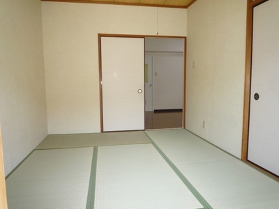 Living and room. Tatami to settle