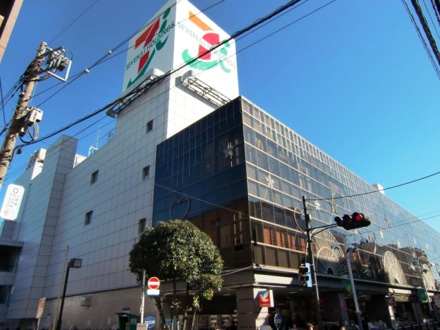 Shopping centre. Ito-Yokado Kamiitabashi until the (shopping center) 324m