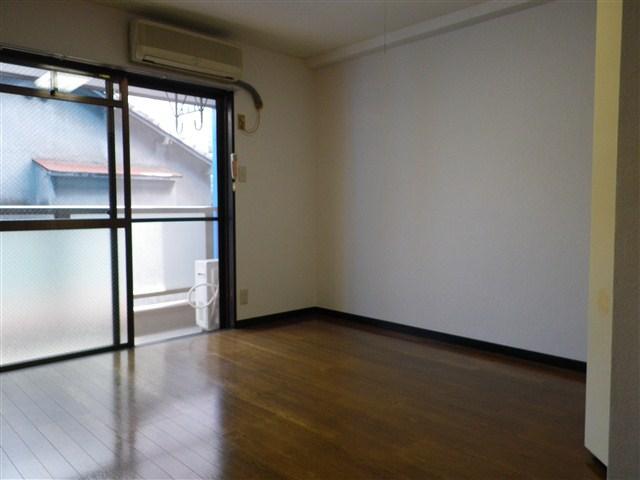 Living and room. Facing south ・ Bright room.