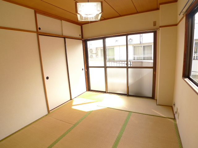 Living and room. Japanese-style part is also a bright room with two-sided lighting.