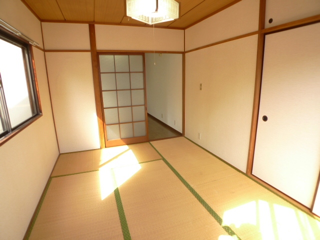 Living and room. We will place the table of tatami on arrival.