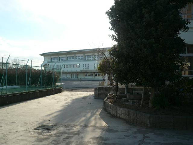 Junior high school. China and Taiwan 1000m until junior high school