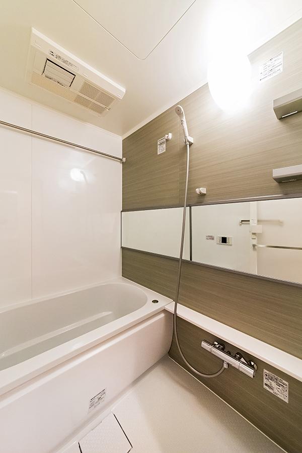 Bathroom. TOTO-made add-fired function with unit bus new exchange (with bathroom ventilation dryer)