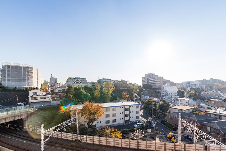 View photos from the dwelling unit. Close to, There is a large-scale commercial facilities and parks