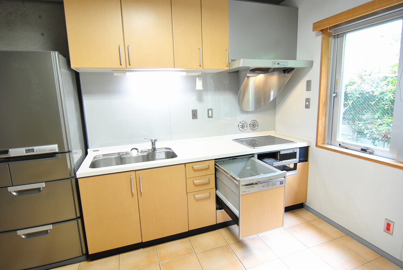 Kitchen. Dishwasher ・ Stove ・ disposer ・ Fridge