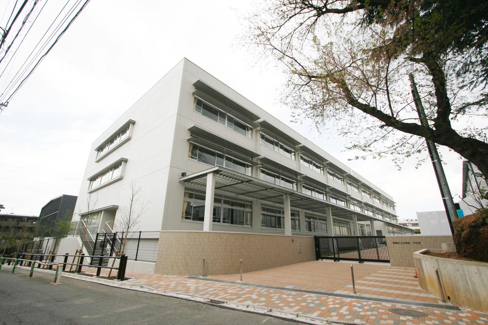 Junior high school. 648m until Itabashi Akatsuka second junior high school