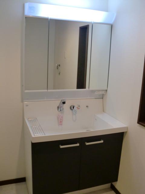 Wash basin, toilet