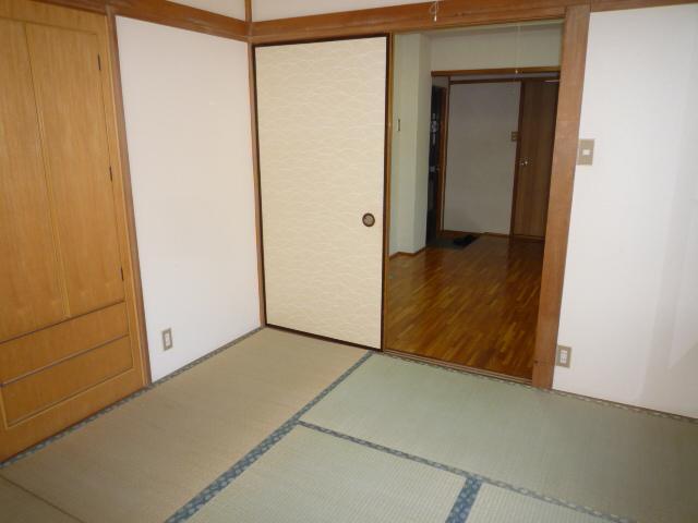 Living and room. Japanese-style room to settle