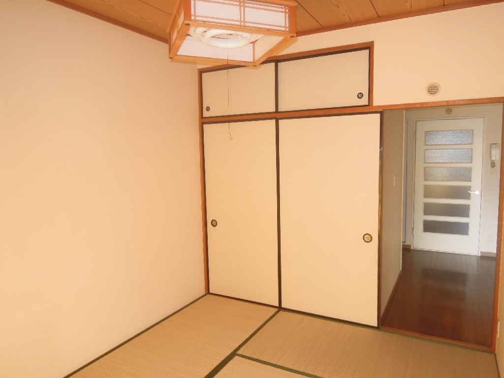 Other room space. Between 1 ・ 6 Pledge Japanese-style room with a heaven with storage