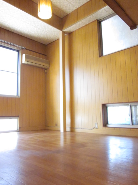 Living and room. Ceiling height of Western-style air-conditioned