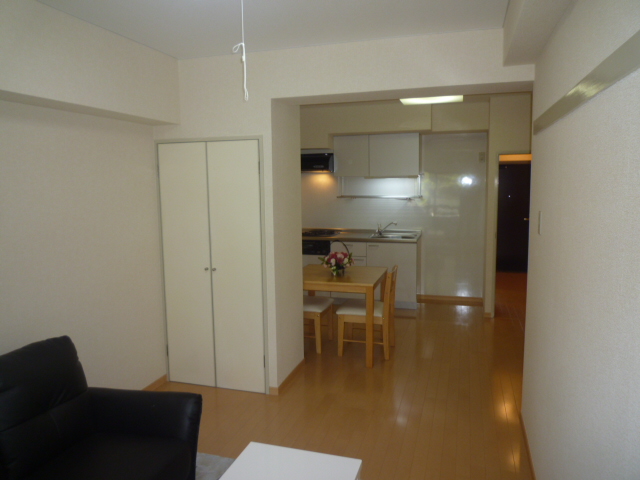 Living and room. Spacious living room 11 Pledge ・ Storage is attached