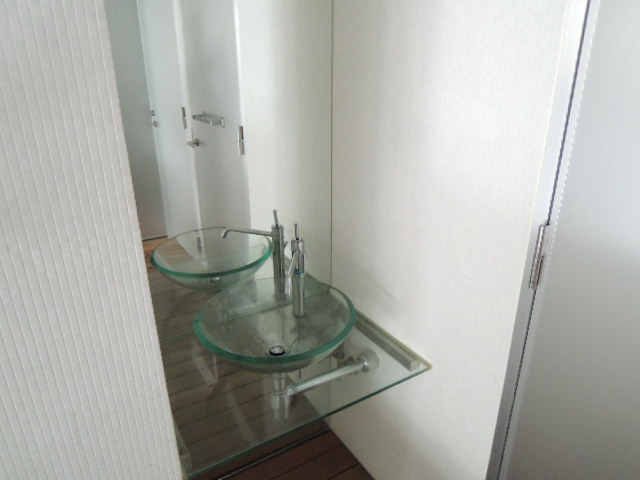 Washroom. There is also a commitment of the designer to the wash basin