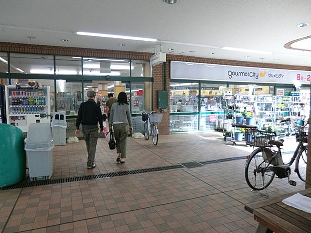 Supermarket. 470m until Gourmet City Itabashi Sanzerize shop