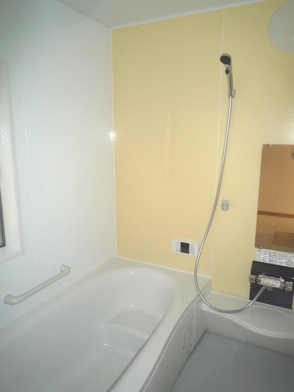Bathroom.  ・ Es line tub of spacious shape  → sitz bath and parent and child bathing also relaxed. Easy to sit on the edge, Ease out