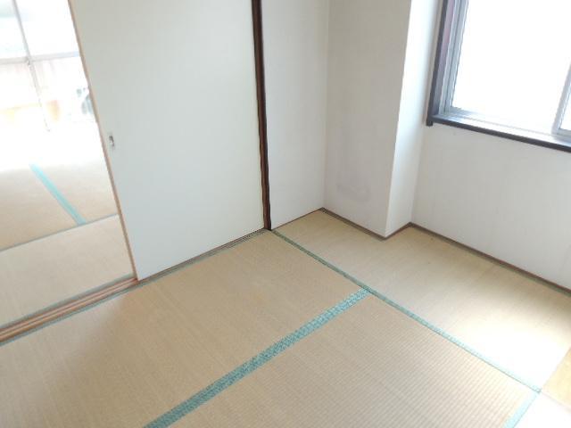 Other room space. Japanese-style room to settle