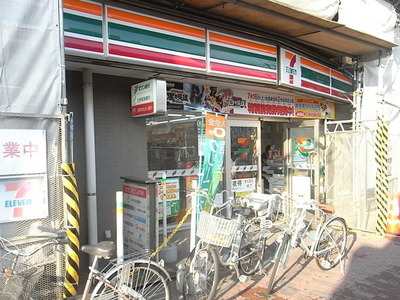 Convenience store. 150m to Seven-Eleven (convenience store)